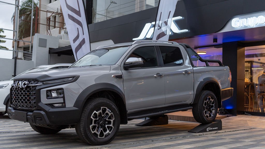 Grupo Viamar y JAC Motors presentan su imponente showroom en el Ensanche Naco con el lanzamiento exclusivo de las nuevas pick-ups T9 y T8 PRO 4×4 automáticas