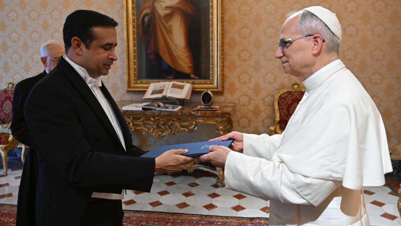 Embajador Víctor Suárez presenta cartas credenciales ante la Santa Sede