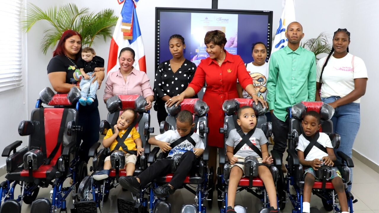 INAIPI entrega sillas especializadas para facilitar la movilidad de niños y niñas con discapacidad