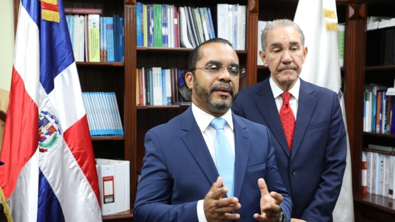 Ministro Franklin García Fermín juramenta a Jimmy Rosario Bernard como nuevo rector del ITLA