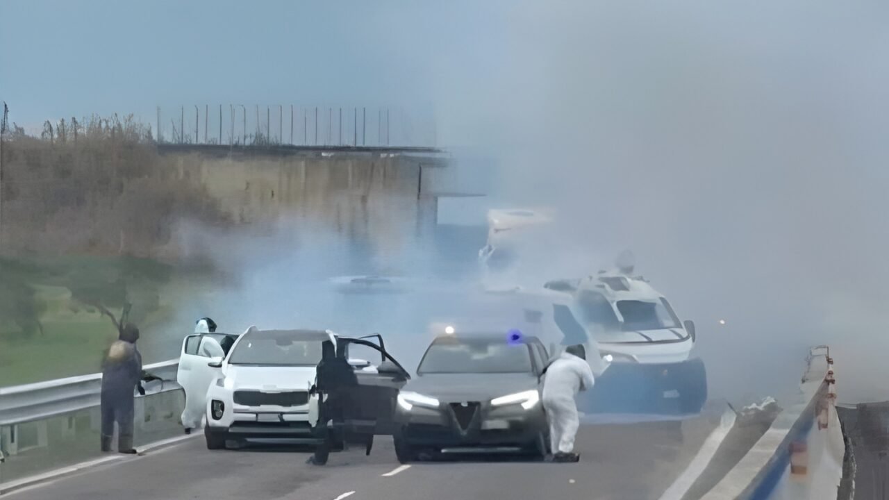 Asalto cinematográfico en Italia: explosiones, tiroteos y un golpe a un camión blindado que conmociona la península