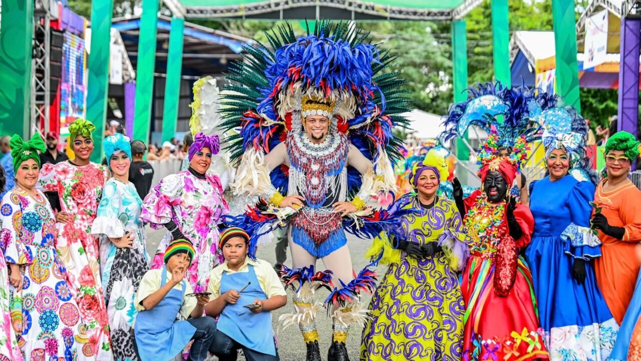 Carnaval de Santiago inicia con un derroche de colorido y lleno de innovaciones