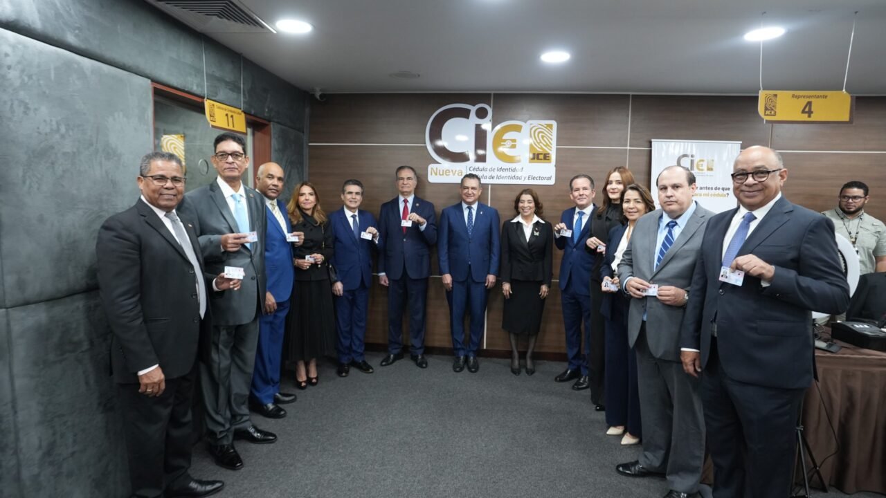 Pleno del Tribunal Superior Electoral y jueces suplentes reciben la nueva cédula de identidad y electoral en la JCE