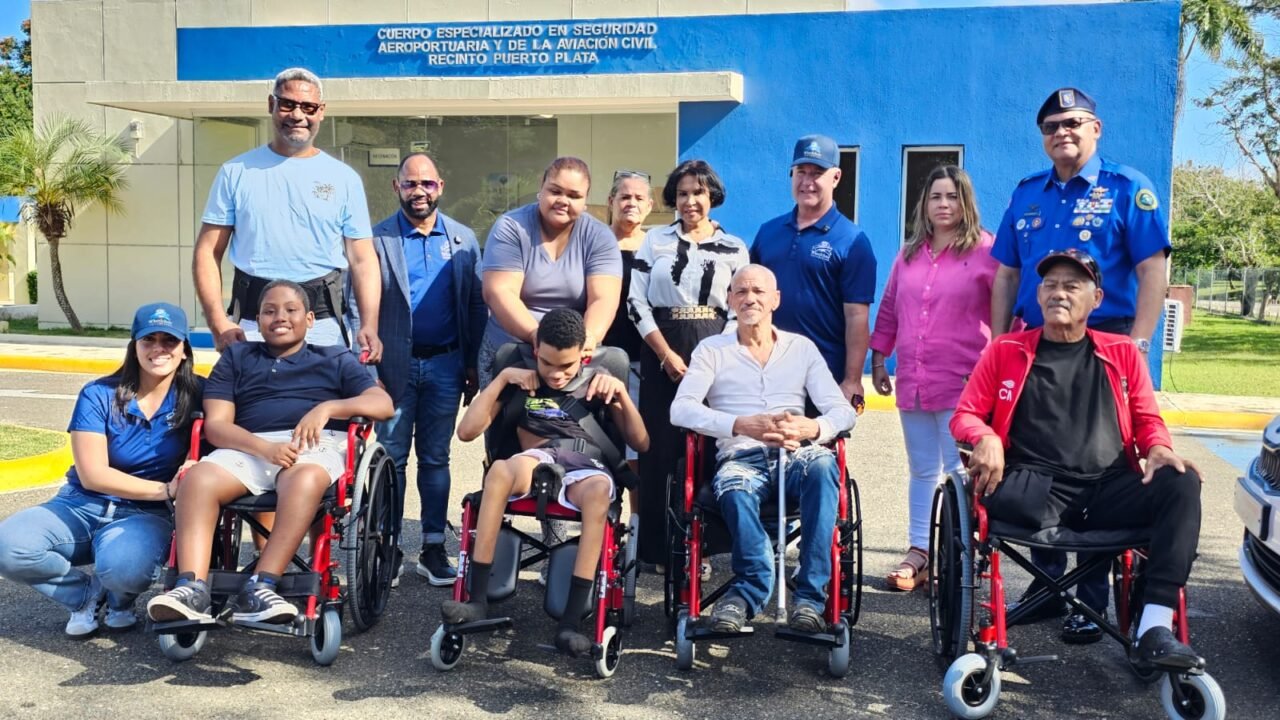 Fundaciones Wheel Chair y Cruz Jiminián entregan sillas de rueda en Puerto Plata y Santiago