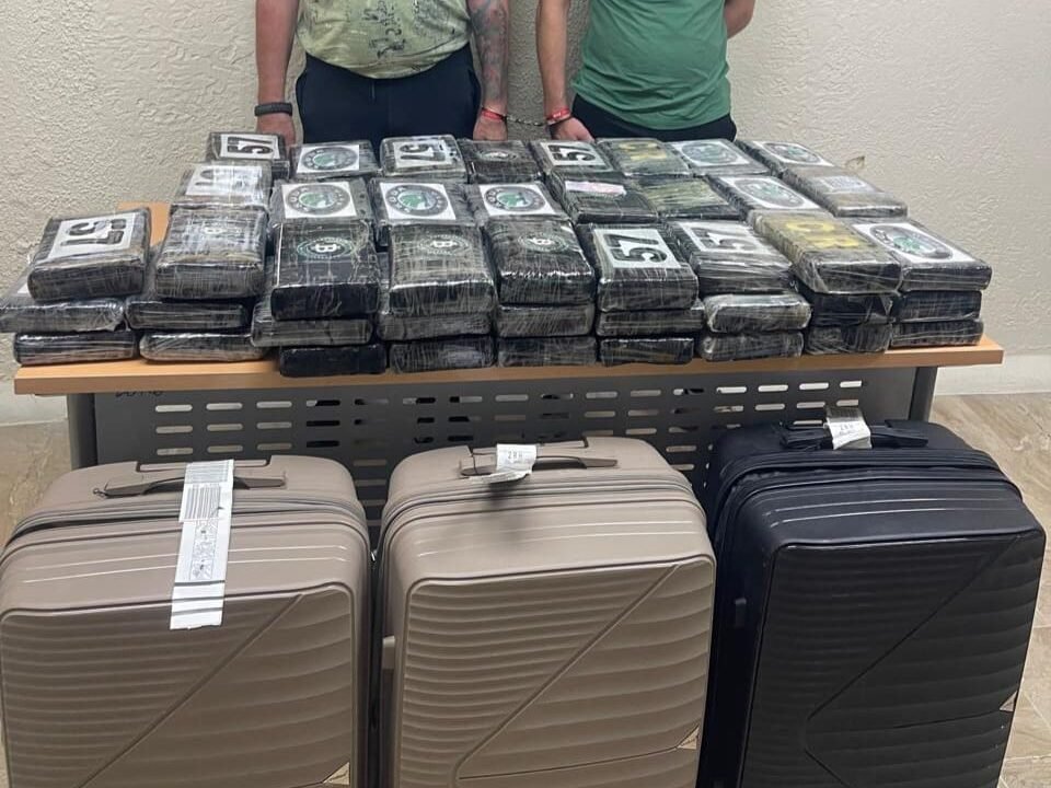 Apresan 2 serbios y DNCD interviene alijo de 75 paquetes presumiblemente cocaína