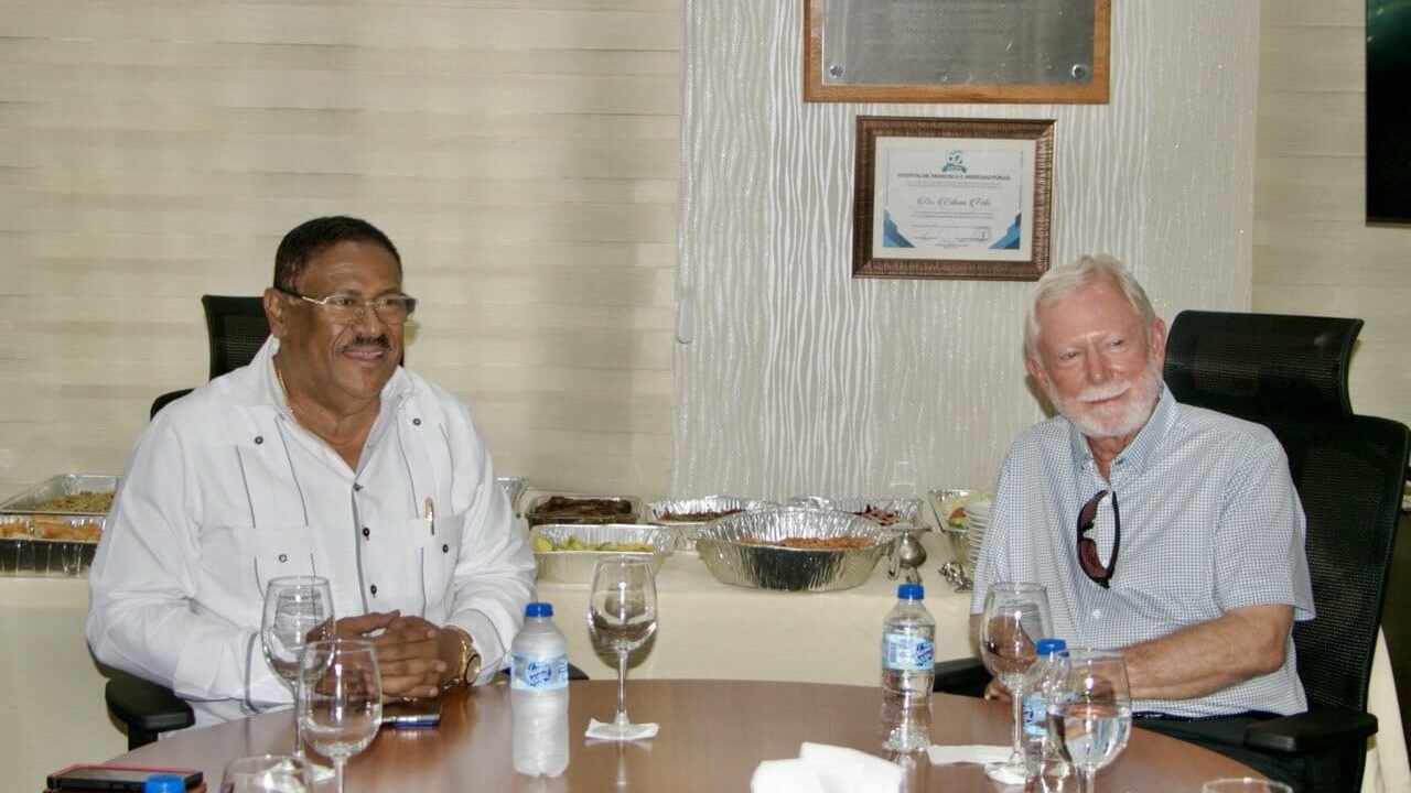 Titular del SRSO recibe visita de cortesía de directivos de la Wheelchair Foundation de EE.UU.