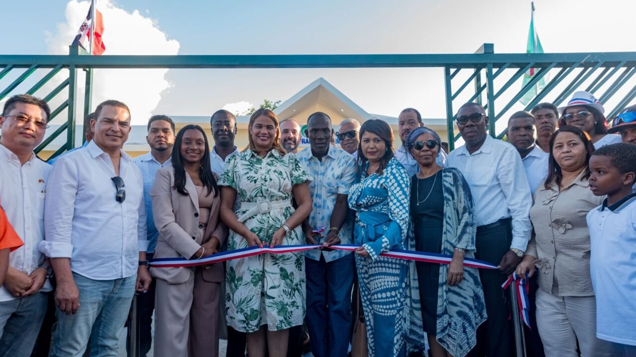 Alcalde Eduardo Familia deja inaugurado el Parque Ecológico Taíno José Francisco Peña Gómez en Villa Hermosa