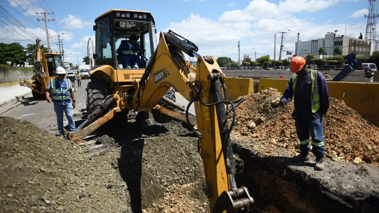 CAASD trabaja en corrección averías provocadas por empresa construye paso a desnivel en la 27 de Febrero