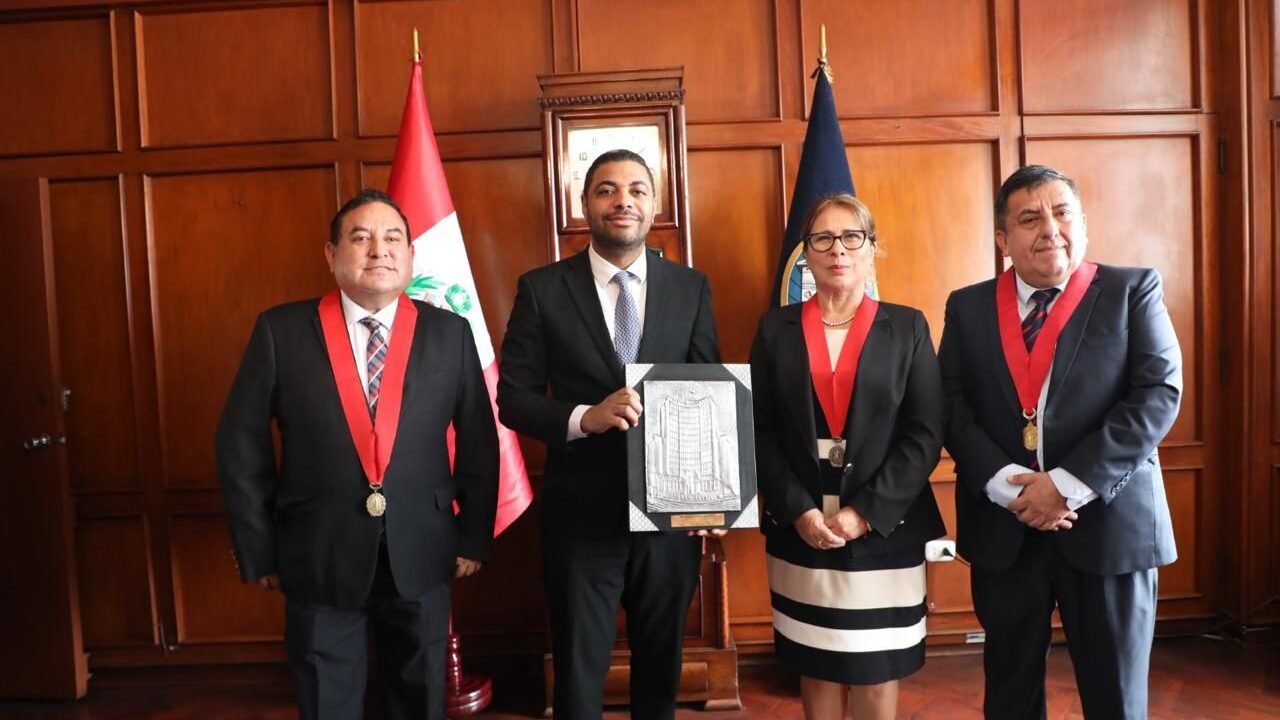 Fiscal Merlin Mateo diserta ante la Corte Superior de Lima sobre investigación de ciberdelitos