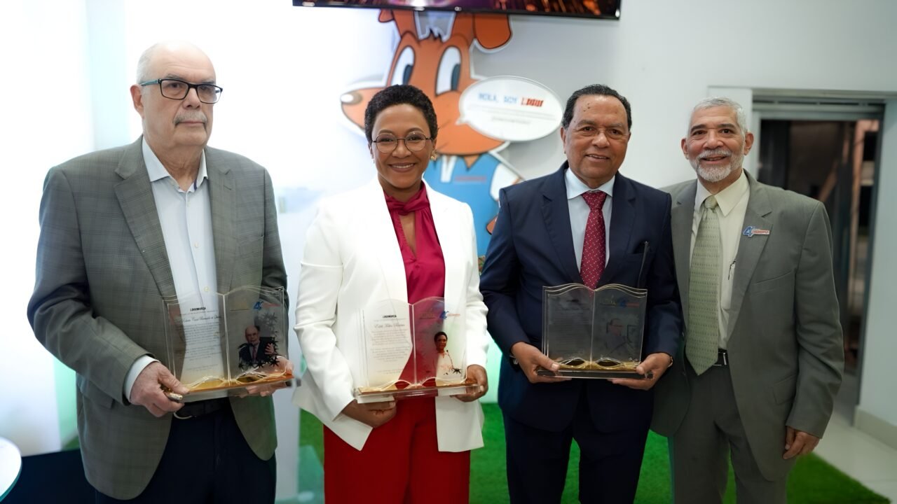 Roberto Cassá, Peralta Romero y Edith Febles reciben Premio Pluma a la Excelencia Logomarca 2026