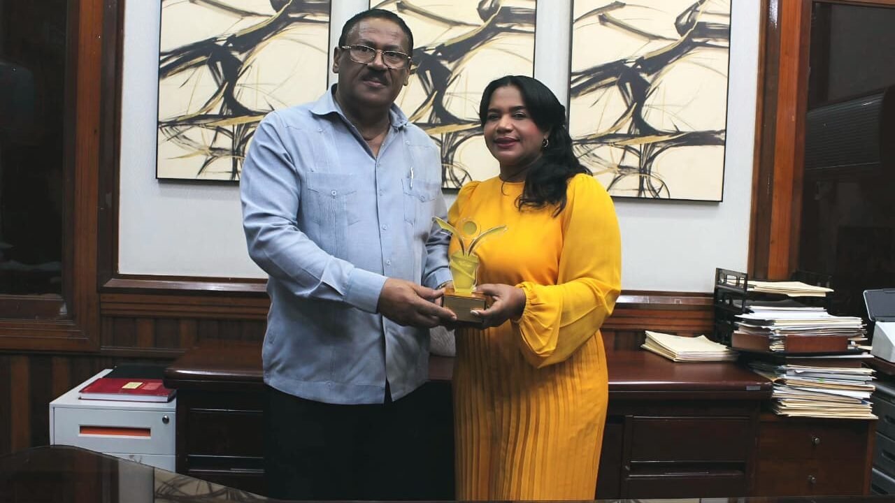 SRSO felicita a la doctora Glendis Ozuna Feliciano por reconocimiento recibido en la octava Gala Premios Vive Sano 2026