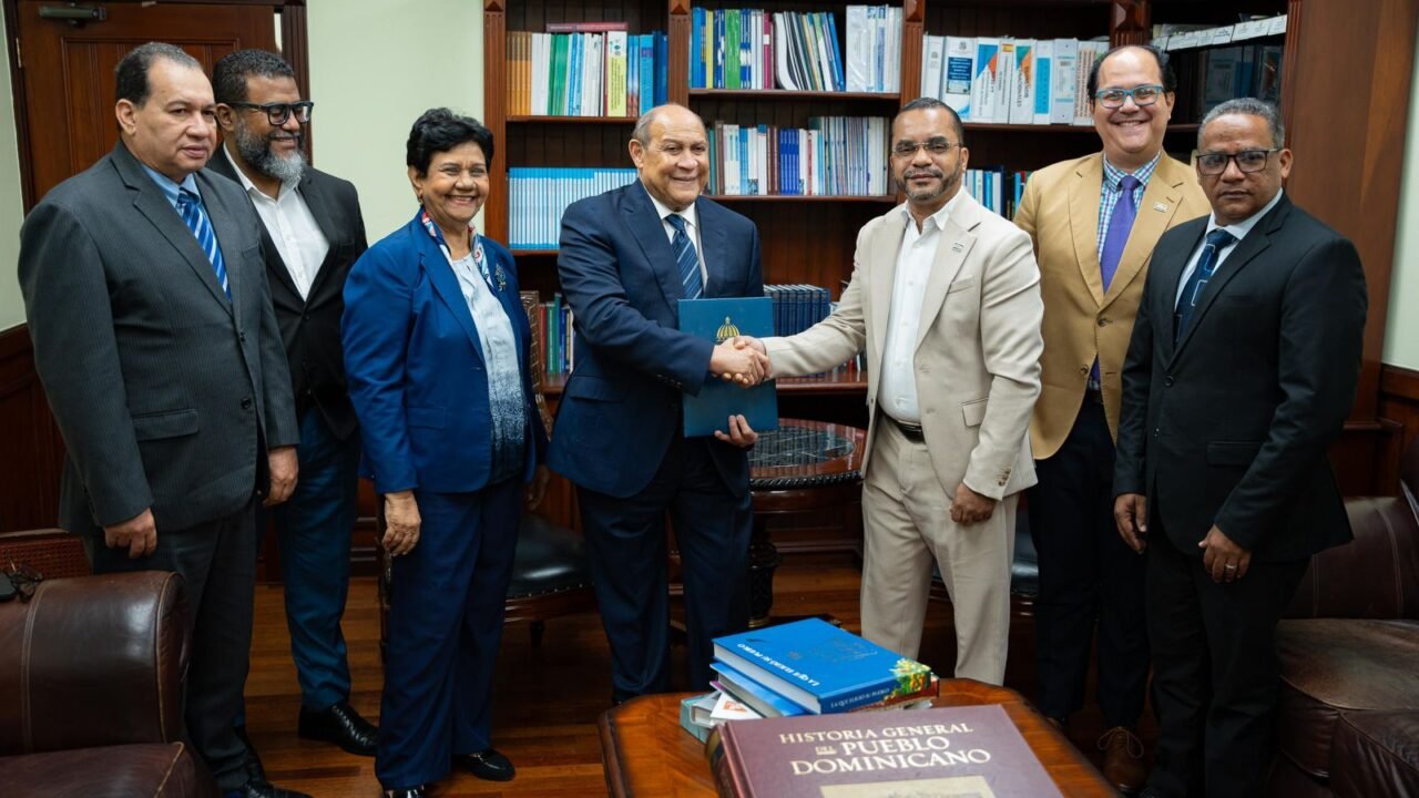 ITLA presenta al MESCyT nuevas carreras técnicas en áreas estratégicas