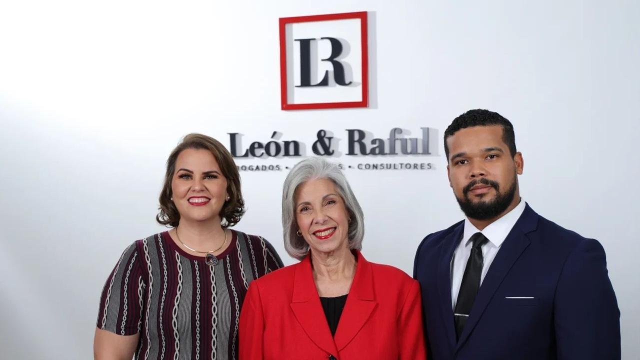 Tribunal Disciplinario del CARD suspende por un año a abogados de María Amelia Hazoury por violar Código de Ética