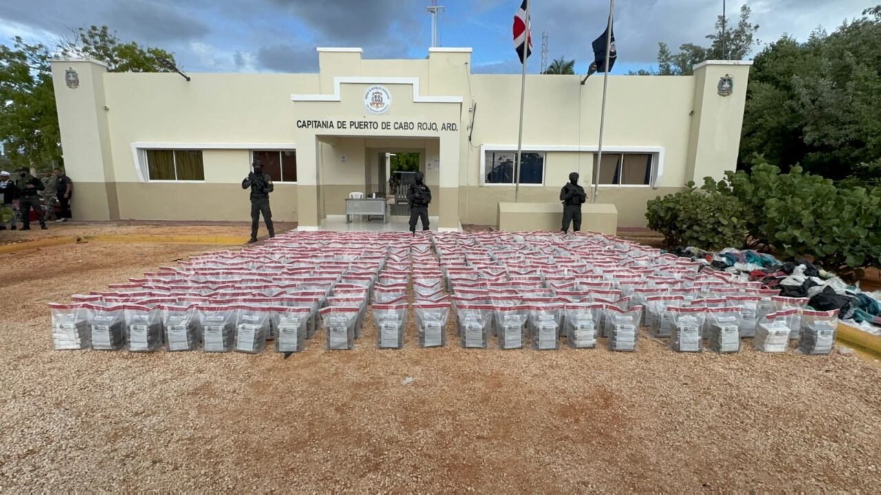 Incautan cargamento de 1.6 toneladas de presunta cocaína frente a costas de Pedernales