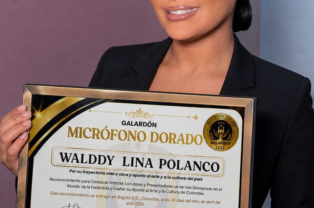 Walddy Lina Polanco es reconocida con el Micrófono Dorado en Bogotá, Colombia