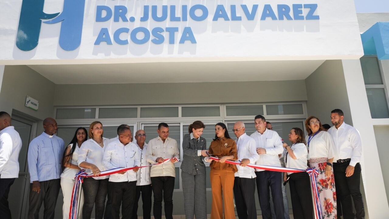 Raquel Peña y director del SNS entregan renovado hospital municipal de Castañuelas