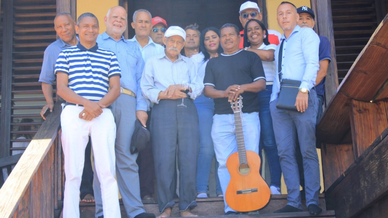 Dr. José López Larache reúne destacadas figuras culturales en ameno encuentro literario celebrado en “Casa de Ensueño”
