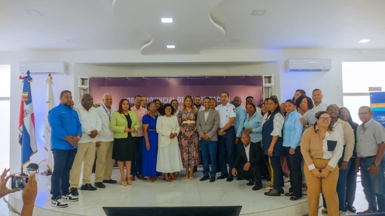 Gobernadora Ivelisse Mercedes Méndez encabeza foro sobre transparencia y servicios públicos en La Romana