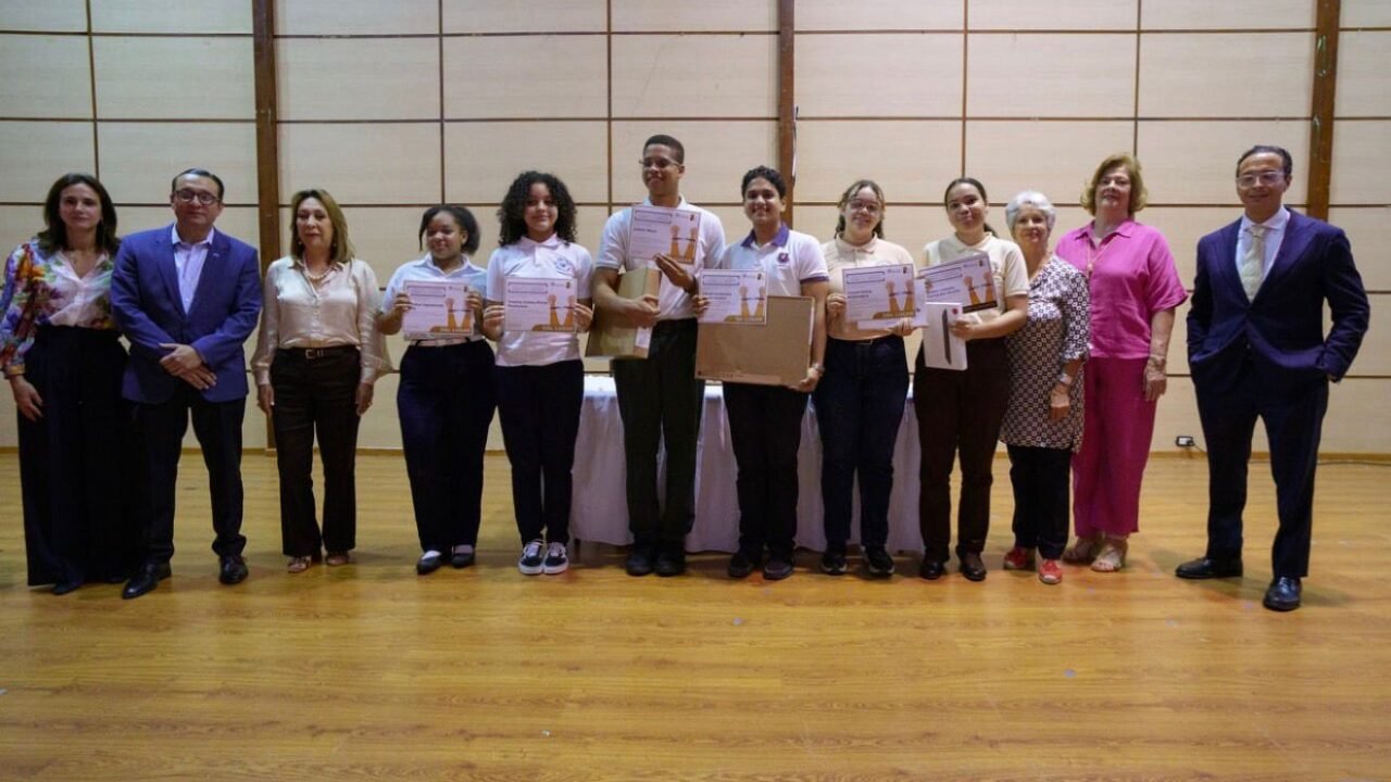 Fundación Macarrulla y Museo de la Resistencia reconocen a estudiantes ganadores del Séptimo Concurso de Ensayos por la Libertad