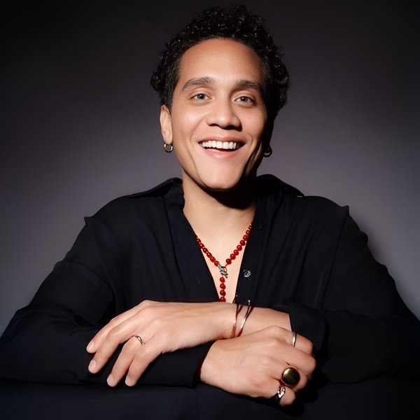 Yasser Tejeda: la voz que electrifica las raíces afrodominicanas en los grandes escenarios del mundo