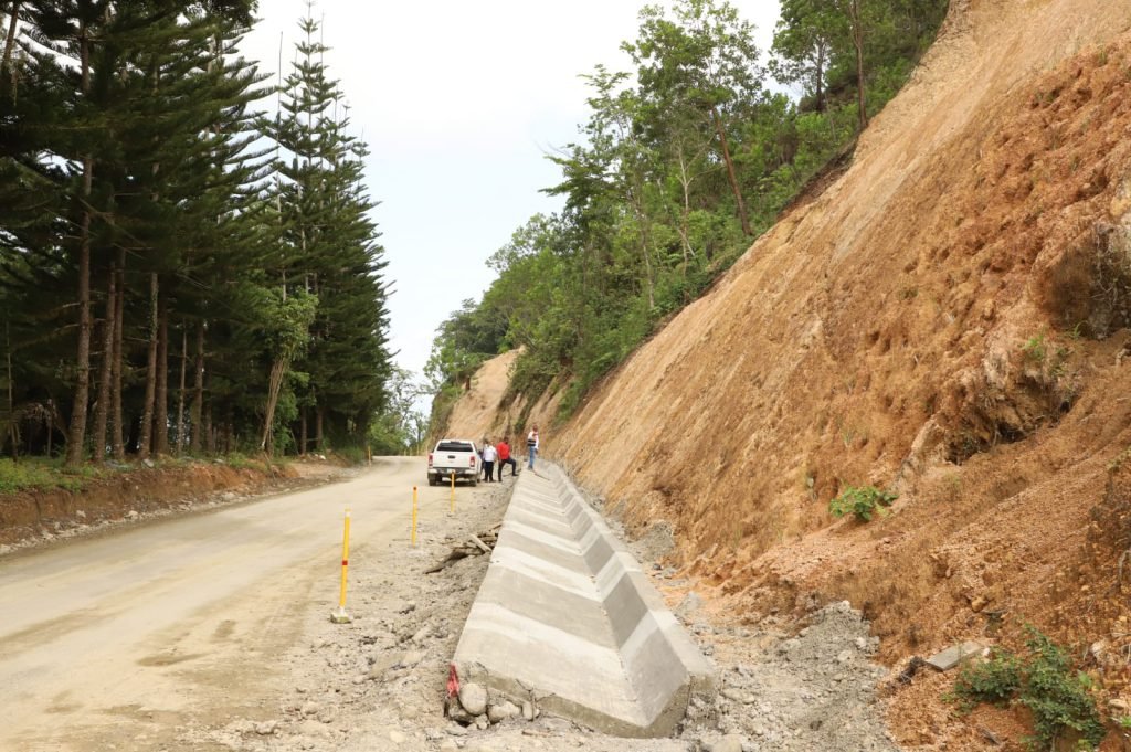 Moradores de Cambita Garabitos y Los Cacaos valoran avances en reconstrucción de carretera ejecutada por EGEHID