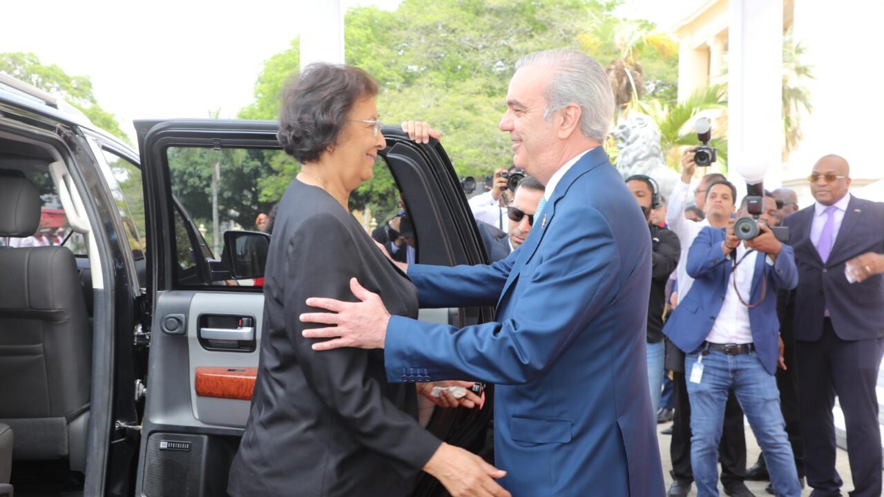 Presidente Abinader recibe a su homóloga de Surinam, Jennifer Geerlings-Simons, en su visita oficial