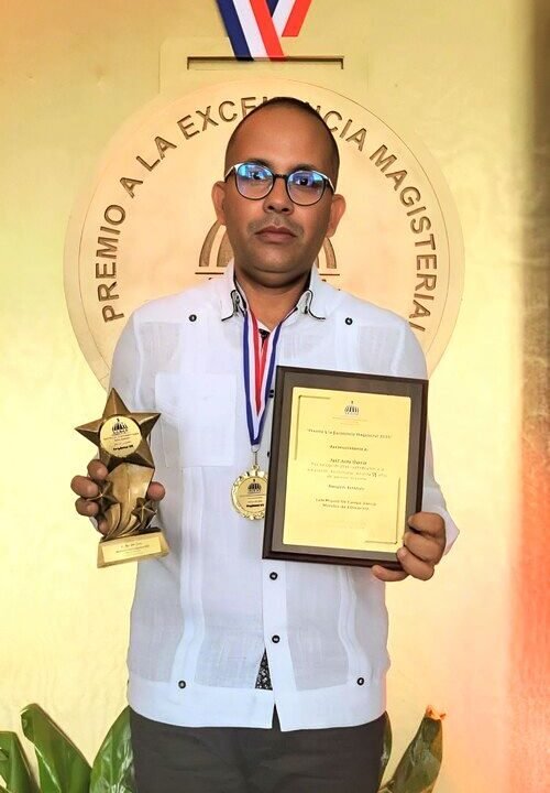 Escritor e investigador Joel Julio García recibe el Premio a la Excelencia Magisterial Regional 2026