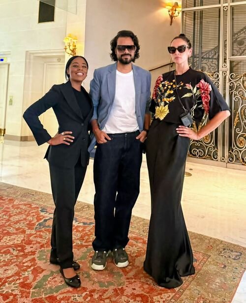 Rahul Mishra inaugura la Semana de la Alta Costura de París con «Devi», una producción liderada por Sara Kondal y la dominicana Mariela Sabino