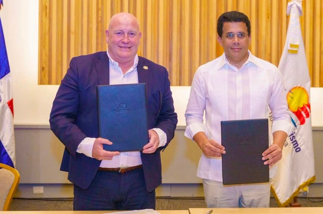 Transportistas, pieza clave del turismo: David Collado firma acuerdo con la ITF para fortalecer la movilidad turística sostenible
