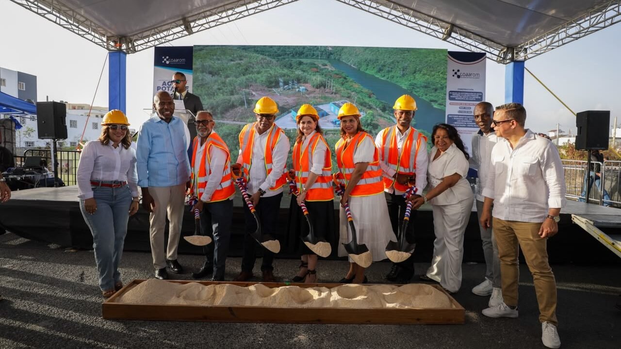 Vicepresidenta Raquel Peña inicia proyecto de agua potable y entrega club San Martín de Porres en La Romana