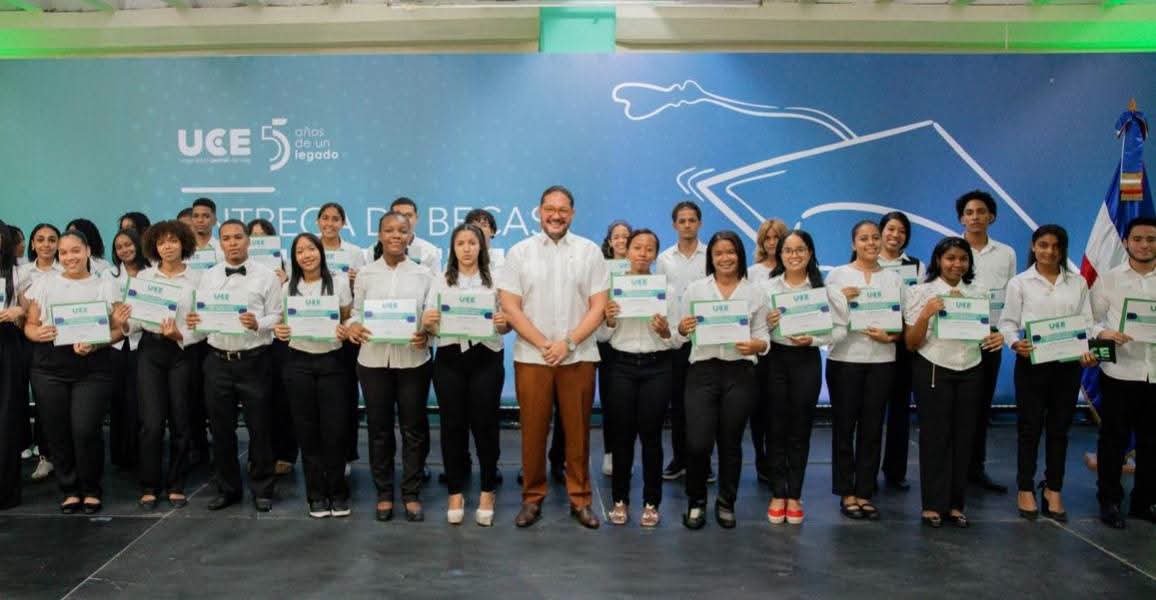 La UCE entrega 50 nuevas becas; suma 270 este año con una inversión social de RD$66 millones