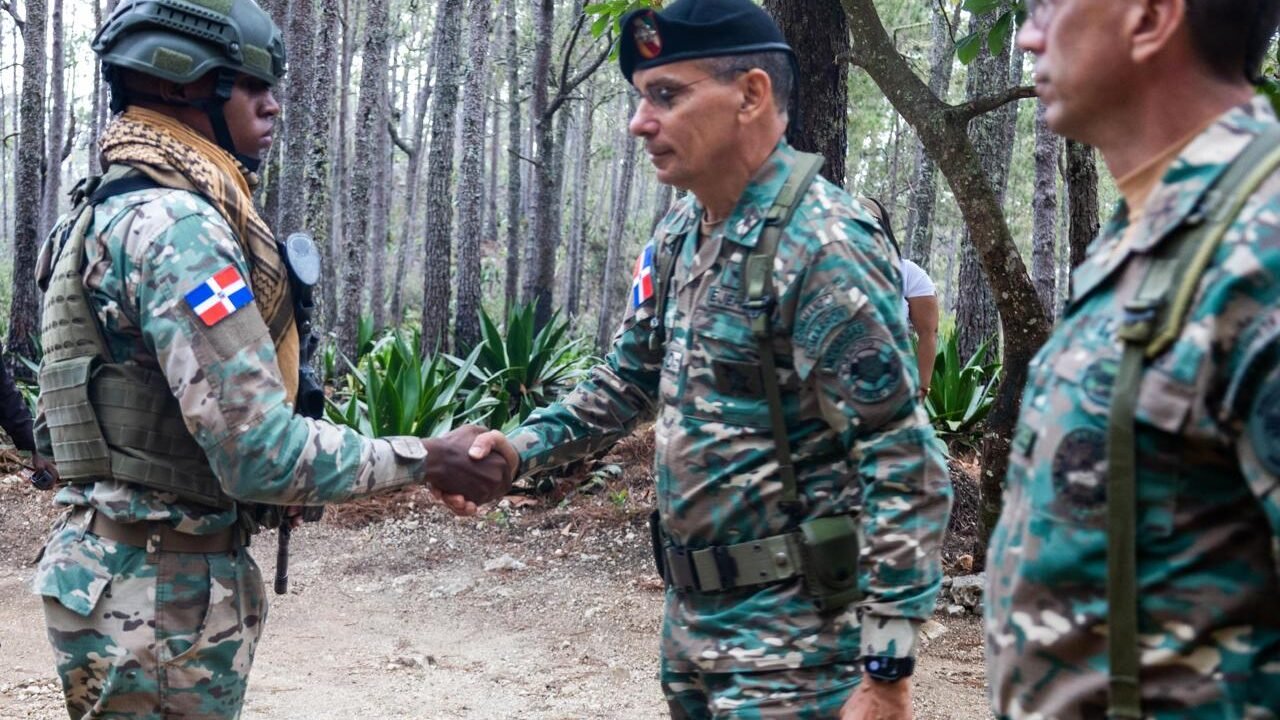 Comandante del Ejército recorre unidades fronterizas en provincias Pedernales e Independencia