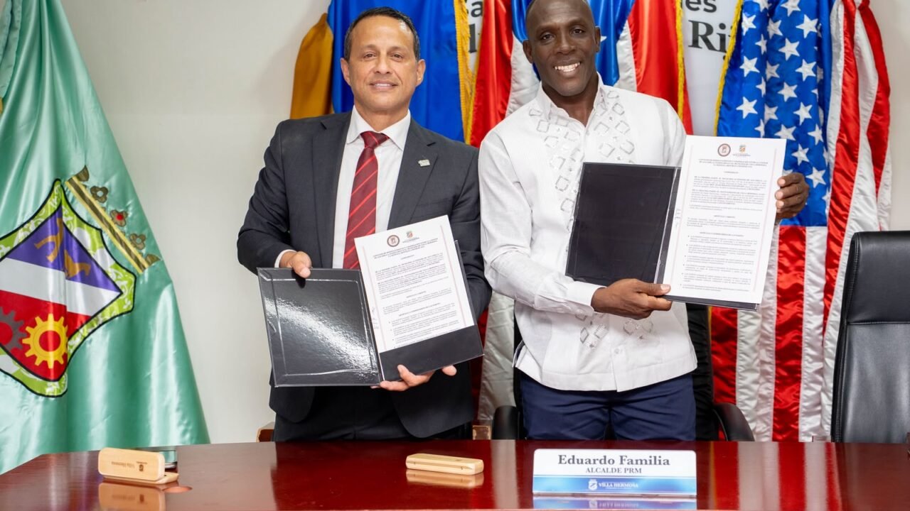 Eduardo Familia y Julio Roldán Concepción firman acuerdo de hermanamiento para impulsar el desarrollo municipal entre Villa Hermosa y Aguadilla