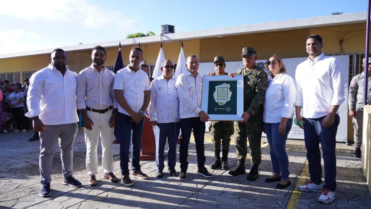 Durante Jornada Social en Cambita Garabitos entregan llave municipal al ministro de Defensa y lo declaran hijo adoptivo