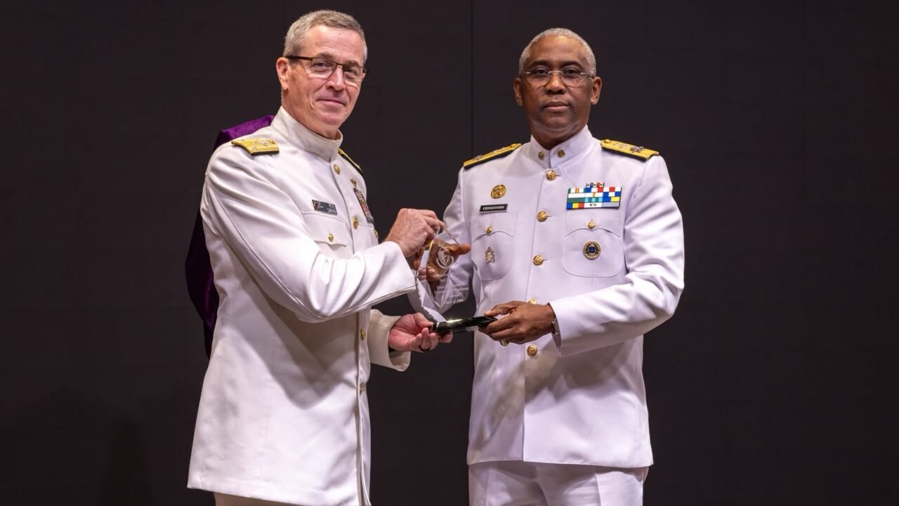 Vicealmirante Juan Bienvenido Crisóstomo Martínez, ARD, fue exaltado al Salón de la Fama de los Graduados Internacionales de la Universidad de Defensa Nacional