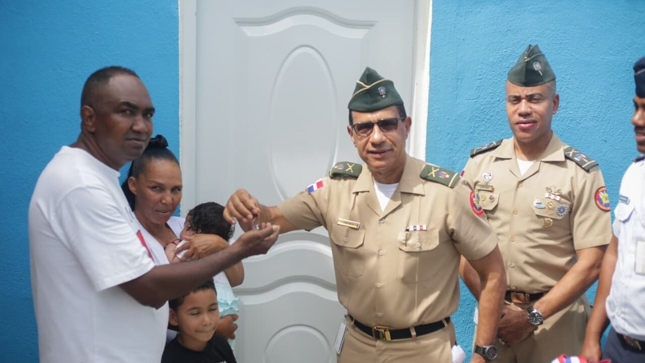 Ministro de Defensa dispone construcción y entrega de vivienda a militar retirado en la comunidad de los Guandules