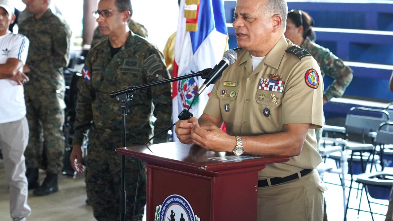 Ministro de Defensa encabeza encuentro con cientos de militares retirados en Sábana Pérdida