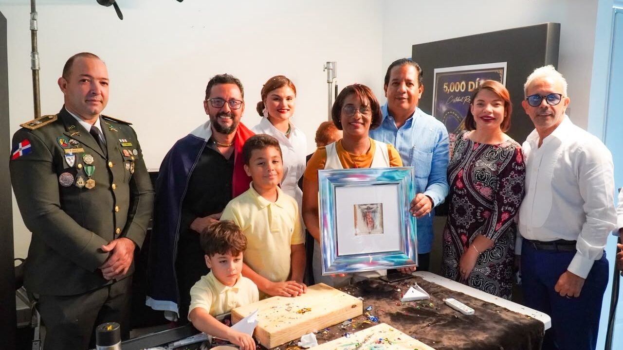 Hito histórico en Higüey: El artista Cristóbal Rodríguez culmina su hazaña de 5,000 cuadros consecutivos y revela su obra más íntima