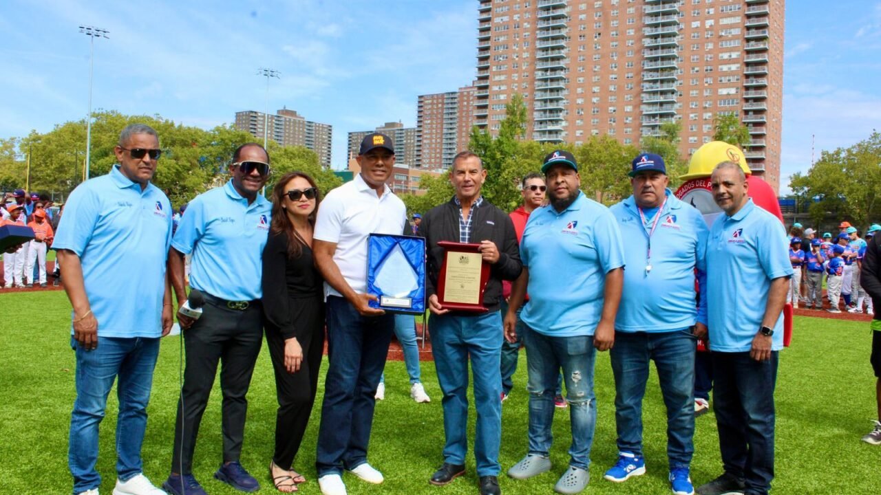 Gran torneo de béisbol de la FDDNY reúne a 48 equipos y celebra 40 años de deporte y comunidad