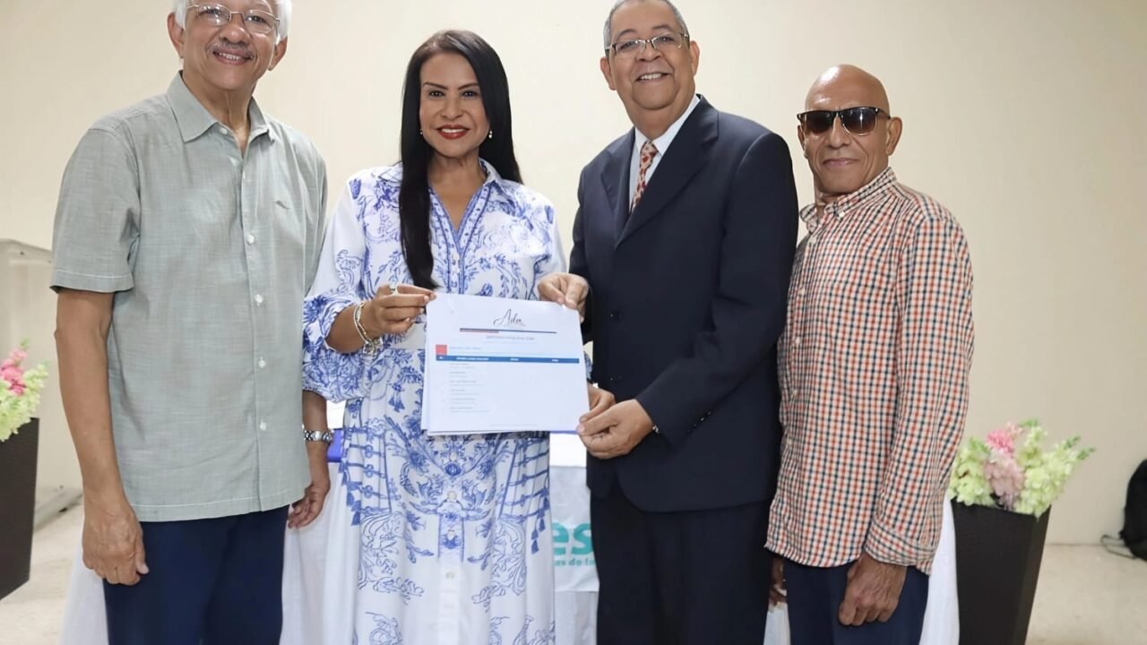 Ada Guzmán entrega oficialmente la plancha “CIPESA Somos Todos”