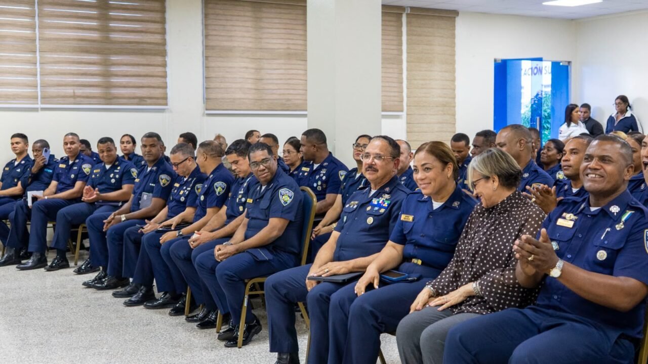 Miembros de la Policía Nacional fortalecen conocimientos sobre el nuevo Código Penal en el IPES