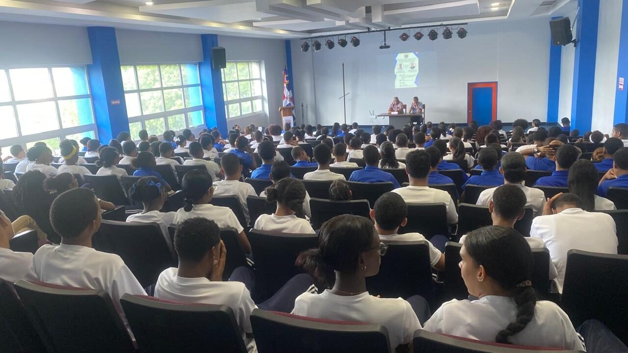 A casa llena y marcado interés por la IA durante jornada formativa en el Centro Educativo Monseñor Juan Félix Pepén en Higüey