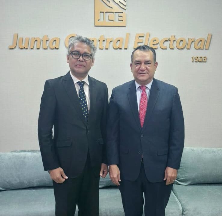 Carlos Peña se reúne con presidente de la JCE para abogar por el reconocimiento de nuevos partidos políticos