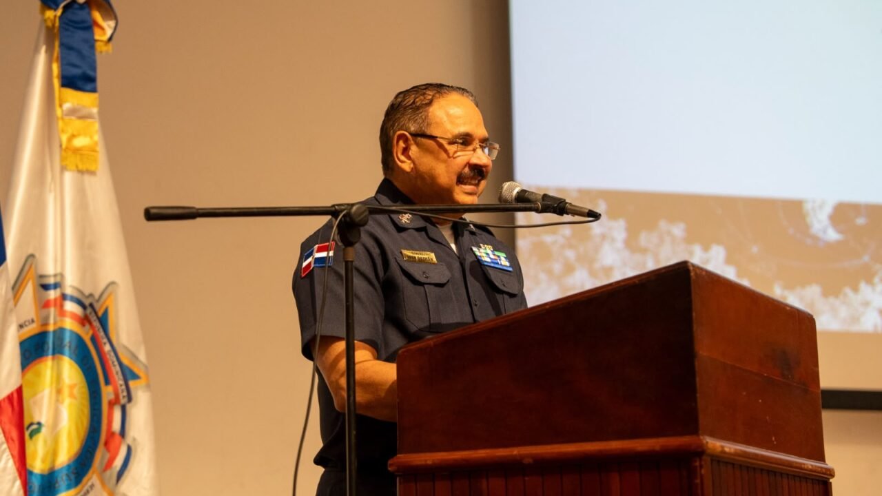 Policías amplían conocimientos sobre geopolítica aplicada a la inteligencia artificial en el IPES