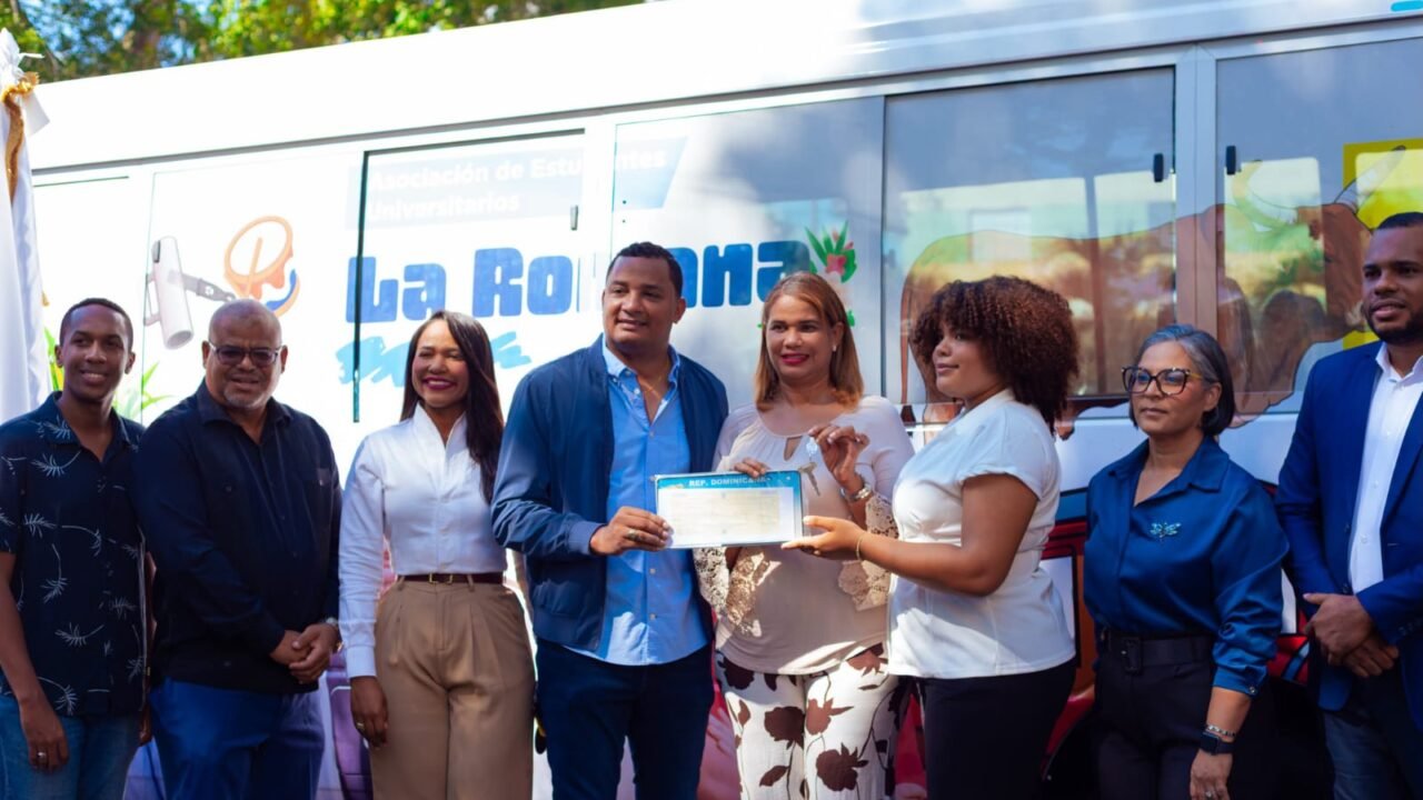 La Romana recibe autobús del programa Transporte Universitario TURNO para estudiantes