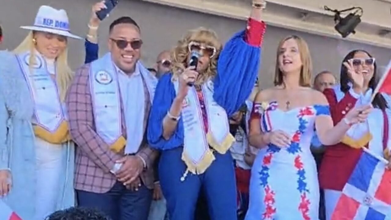 Desfile dominicano rinde homenaje a la provincia de Santiago